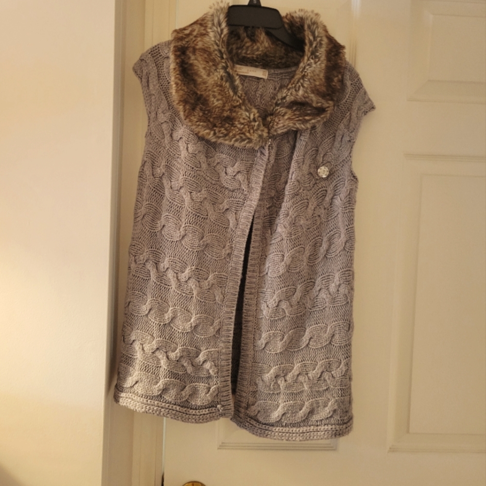 Long, stylish vest with faux fur collar.